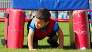 Un jeune du Baby Rugby en activité ludique.
